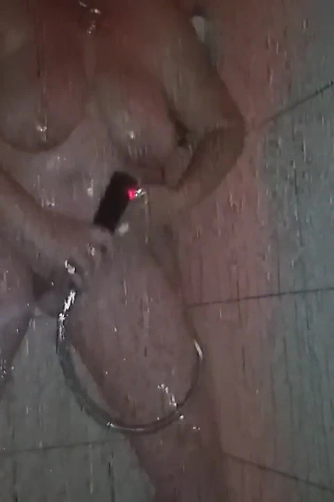 Büyük memeli ateşli Alman nine ateşli bir duş alıyor