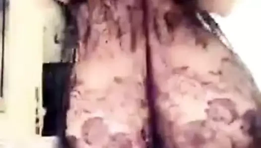 Arap müziği eşliğinde dans eden seksi paki