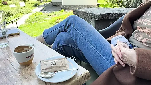 Kocamı törpülü gömlekle azdırıyor oudoor kahve yerinde büyük pirsingli meme uçlarını teşhir ediyor