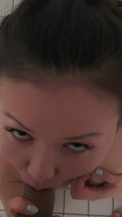 Он пробирается в женский душ и трахает маленькую азиатскую девочку