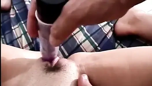 Seksi sürtük ıslak amını yarakla doldurmadan önce yarak emmeyi seviyor