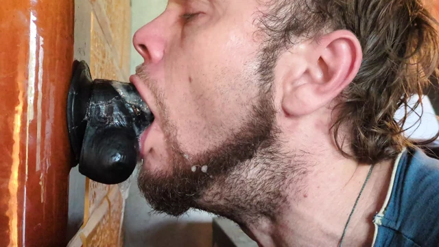Kirli ıslak dildo gırtlağına kadar alıyor 2