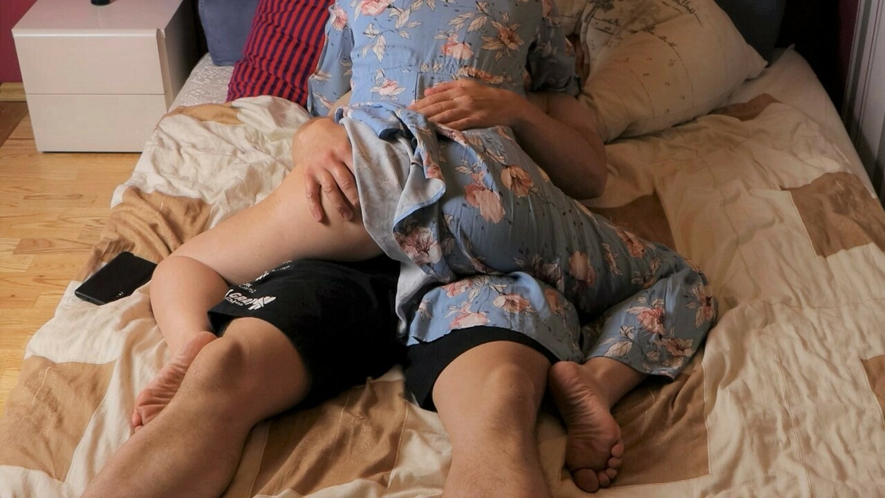 Üvey yakalandı üvey oğlu ile porno ve yardımcı oldu onu boşalmak hızlı