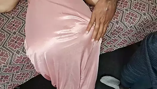 Hizmetçi sahibeyi kısrak Hintçe seks yaptı