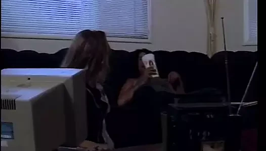 Hunk kız öğrenci yurdundaki kızın sıkı amını emiyor
