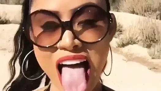 Seksi Asyalı karısı - uzun dil