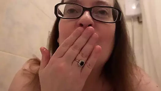 Banyoda tıraş oluyor ve göğüslerle oynuyor