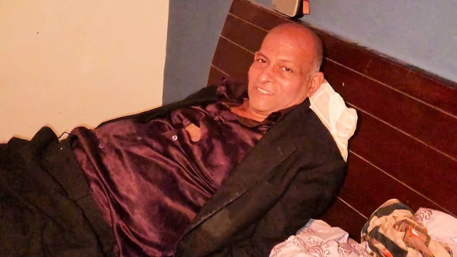 Ateşli desi Hintli kız yaşlı adamla dremy gecesinde seks yapıyor video