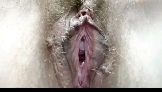 Göt deliği üzerindeki tanga boğuluyor ve amını serbestçe sikmesine izin vermiyor