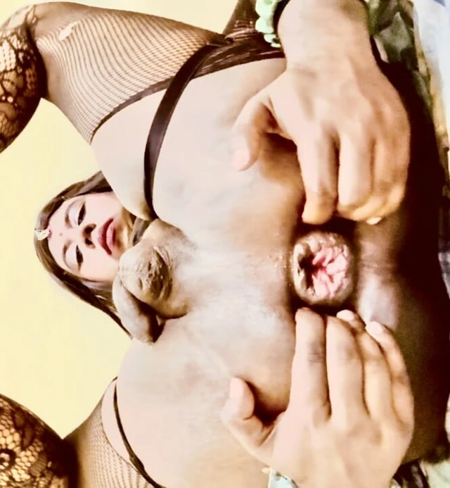 Güzel desi kadın kılıklı büyük şişe kabağının üstüne çıkıyor