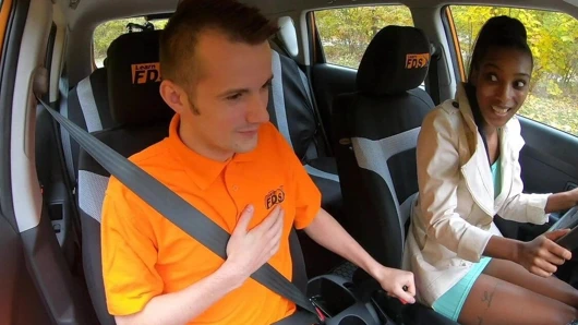 Sahte sürüş okul abanoz asia rae gets sıkışmış ve becerdin