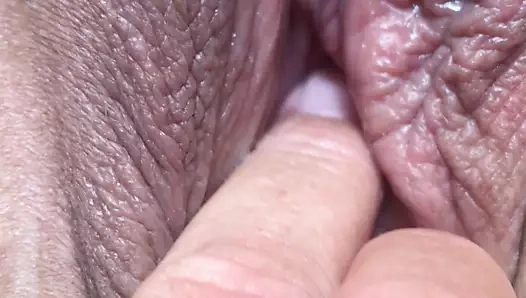 Karım ve kedisi - onu derinlerde parmaklamayı seviyorum.