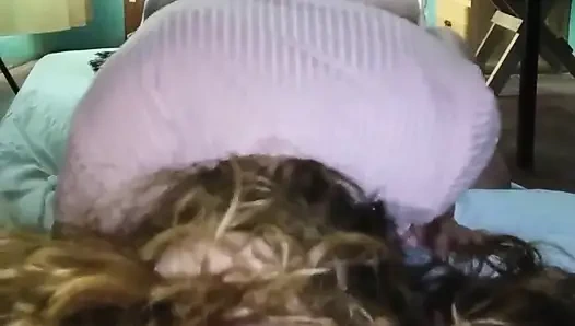 Pembe elbiseli kız arkadaşımla cep telefonumla kayıt yapıyor