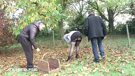 Güzel genç tombul kızıl saçlı sürtük çifte sikiliyor ve götü çifte dölleniyor