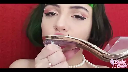 Genç sürtük Candy yüksek topukla mastürbasyon yapıyor