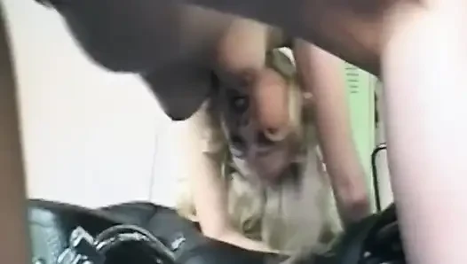Olgun sarışın orta yaşlı seksi kadın dövmeli büyük zenci yarağı tarafından sikiliyor