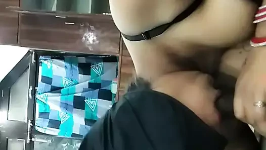 Yeni Hintli ateşli yenge yarak emiyor