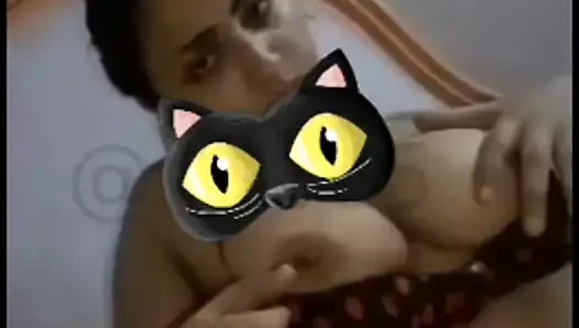 İranlı kız göğüslerini gösteriyor