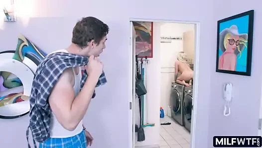 Üvey anne çamaşır makinesine biniyor