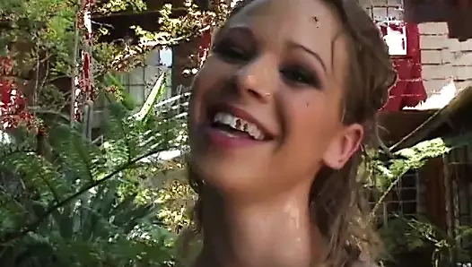 Taze yüzlü sarışın arkadan kanepede çivilenmiş alır