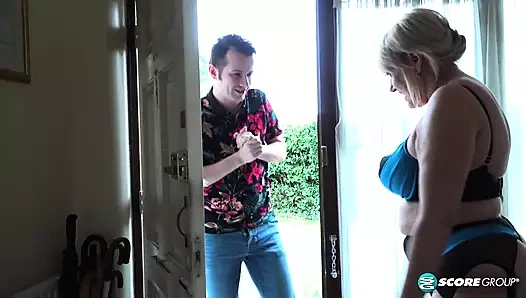 62 yaşındaki Amy Goodhead bir flört uygulamasına çıkıyor ve kendini buluyor