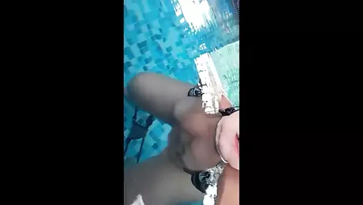 Sadece eğlenmek için otelin ısıtmalı havuzuna gittim.