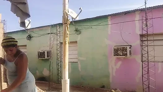 Komşum kısa elbisemle büyük götümü görmek için sabırsızlanıyor.