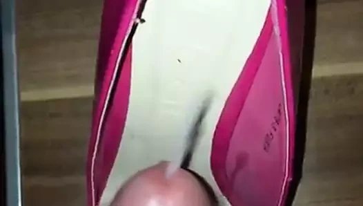 Pembe yüksek topuk pompalarına boşalıyor
