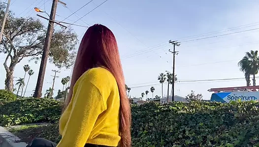 İtalyan uzun saçlı orta yaşlı seksi kadın artemisia açık havada sigara içmeyi seviyor