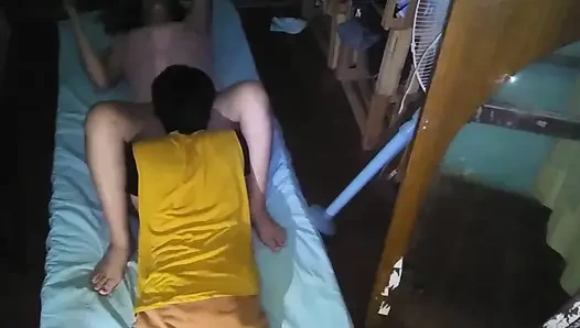 Güzel kız arkadaşımı geceleri emiyor