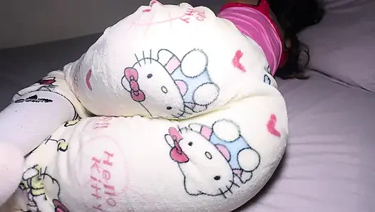 Dar pijamalı yeni üvey kızım her zaman yatak odasının kapısını açık bırakıyor