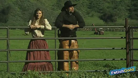 Minyon Asyalı esmer açık havada büyük adam tarafından sert sikiliyor