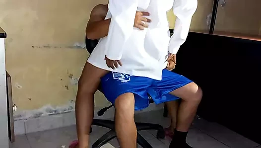 Ev yapımı porno, Perulu hemşire hastasına özel ilgi gösteriyor, penisini çekiyor ve onu becermek için tırmanıyor