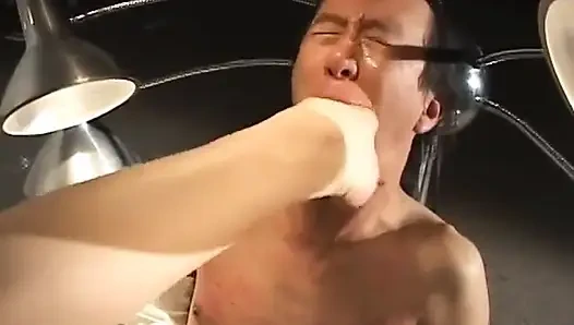 Encantadora rubia dominatrix Aiden Starr usa sus grandes tetas para controlar el respirador de un chico sumiso