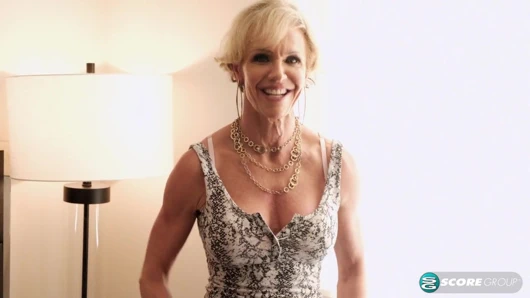 İri göğüslü evli kadın ve anne büyük, genç bir yarağı sikiyor