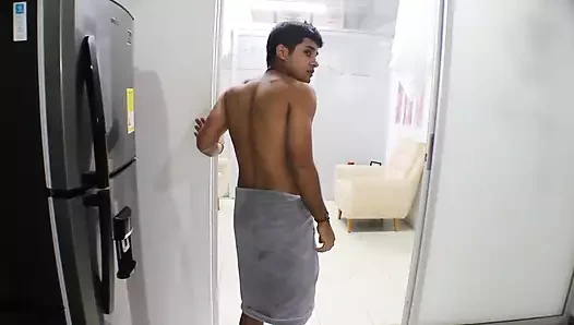 Üvey erkek kardeşimi odamda iç çamaşırımla çok azgın buluyorum - İspanyolca porno