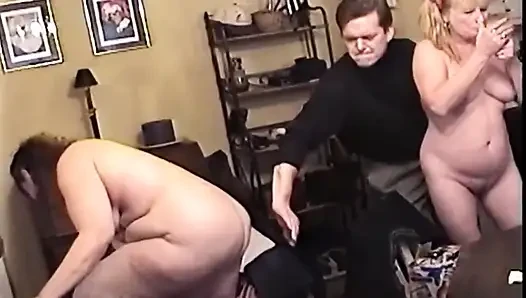 Olgun sarışın orta yaşlı seksi kadın klasik grup sekste büyük zenci yarağına biniyor