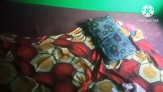 Büyük götlü Hintli üvey kız kardeş sert seks yapıyor