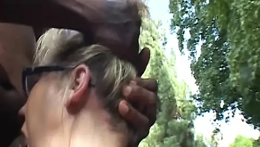 Sarışın orta yaşlı seksi kadın zonklayan büyük zenci yarağını gırtlağına kadar alıyor açık havada sırıklam