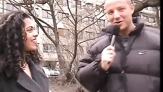 Harika büyük memeli zenci genç kızın götü iki büyük amatör yarakla sikiliyor ve ağzına boşalıyor