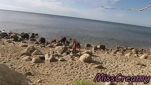 Yabancılar karımı çıplak bir plajda büyük yarağıma dokunup sikerken yakaladı