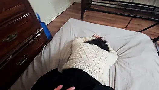 Üzerime boşal! Minyon tatlı kız büyük yarakla döllenmesi için yalvarıyor!!