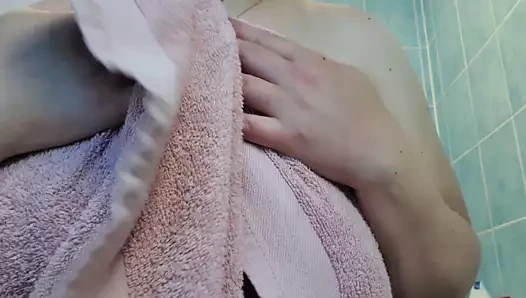 Genç göğüsleri ile oynuyor