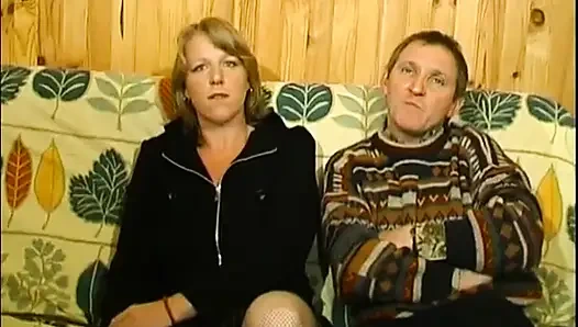 Videoda hediyelik eşya isteyen saf amatör bir çift