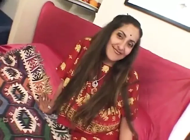 Büyük memeli Hintli orta yaşlı seksi kadın üçlü sekste sikiliyor