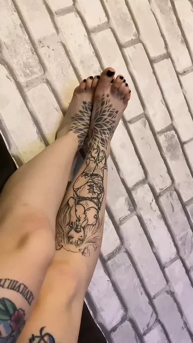 Bacaklar penisi buruşturmak istiyor