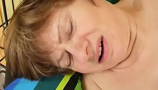 Tesão madura morena dedada e fodida duro no sofá