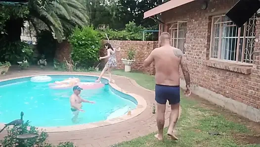 Çok azgındı, bu yüzden iki yarakla kullanıyoruz