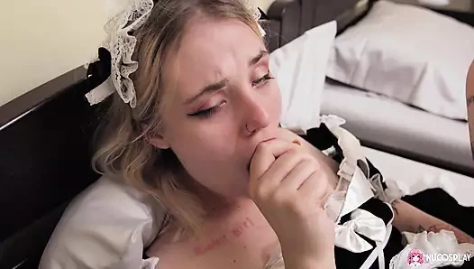 Azgın dövmeli hizmetçi Angelina Bong yatakta bir seks oyuncağıyla oynuyor.