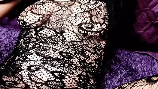 Çoraplı orta yaşlı seksi kadın çifte mastürbasyon yapıyor